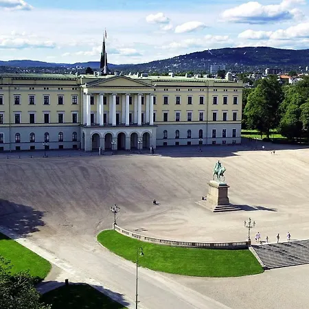 Perfect Space For Two Near The Royal Palace!